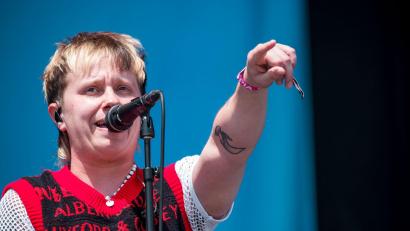 Bild: Daniel Vogl/dpa
Sänger Conor Mason bei Rock im Park 2023.