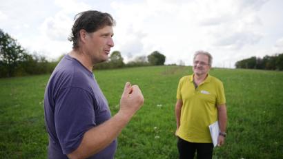 Bild: Gabi Schönberger
Auf zwei Wiesen in Kohlberg kombiniert Landwirt Werner Sparrer (links) Rinderhaltung mit Forstwirtschaft. Im Hintergrund sind die Ulmenstreifen auf einer der zwei Wiesen mit sogenannter Agroforstwirtschaft zu sehen. Wolfgang Keck (rechts) vom Amt für Ernährung, Landwirtschaft und Forsten Tirschenreuth–Weiden kennt sich mit Fördermöglichkeiten aus.