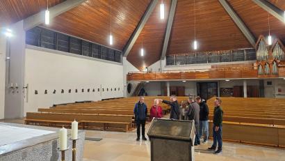 Bild: Ernst Wawra
Die Kirchenverwaltung Hl. Familie begutachtet den Abschluss. Neben Stadtpfarrer Thomas Kopp begleitete Tobias Roderer als Mitglied des Gremiums maßgeblich die Durchführung der Maßnahme.