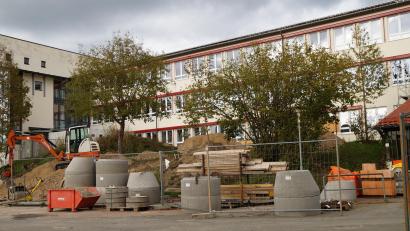 Bild: Elfriede Weiß
Die Schule ist gegenwärtig eine riesige Baustelle