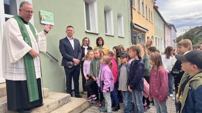 Bild: Marianne Moosburger
Eine Plakette am Hahnbacher Kloster erinnert jetzt an Schwester Patrona Schwaiger: Pfarrer Michael Birner, Hahnbachs Erster Bürgermeister Dominik Sachsenhauser, Katja Stiegler von der AOVE und Dritte Bürgermeisterin Evi Höllerer (von links) sind stolz darauf.