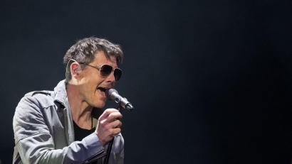 Bild: Marijan Murat/dpa
Da konnte er noch auf der Bühne singen: Harket bei einem Konzert in Stuttgart 2018. (Archivbild)