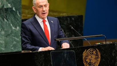 Bild: Yuki Iwamura/AP/dpa
Rede vor lichten Reihen: Israels Ministerpräsident Netanjahu.