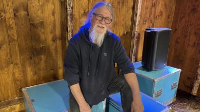 Bild: sbö
Charly Schlömmer übernimmt wieder das Burgblick in Oberviechtach. Die neue Bühnentechnik, auf der er hier gerade sitzt, soll eine wichtige Rolle in seinem Konzept spielen.