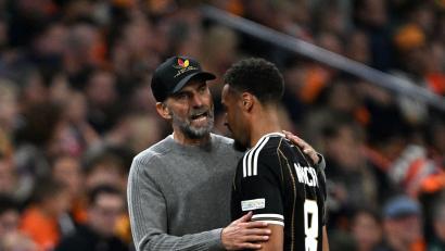 Bild: Federico Gambarini/dpa
Jürgen Klopp umarmt Torschütze Felix Nmecha bei der Auswechslung.