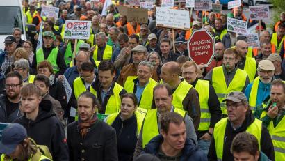 Bild: Heiko Becker/dpa
Bauern haben den Start der Agrarministerkonferenz in Würzburg mit Protesten begleitet.