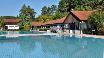Archivbild: Norbert Weis
Das Freibad Illschwang erhält 720.000 Euro Bundesförderung. Die Anlage ist seit über 50 Jahren in Betrieb und sanierungsbedürftig. Der Sanierungsbedarf betrifft unter anderem die Filteranlage, die elektrische Steuerung und die Rohrleitungen.