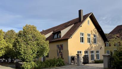Bild: gri
Das Pfarrheim am Kirchplatz prägt den Ort Wutschdrof baulich und kulturell.