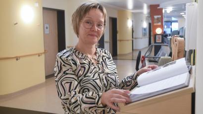 Bild: Gabi Schönberger
Susanne Wagner blickt ins das mit liebevoll formulierten Nachrichten und Erinnerungen gefüllte Gästebuch des Hospiz Sankt Felix in Neustadt/WN. Die 56-Jährige hat die Einrichtung mit aufgebaut und sieben Jahre lang geleitet. Nun wechselt sie zurück ins Klinikum Weiden.