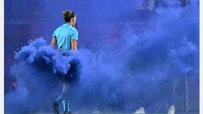 Bild: Sven Hoppe/dpa
Schiedsrichterin Olatz Rivero Olmedo trägt den blauen Rauchtopf vom Spielfeld.