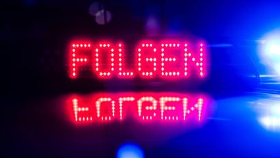 Bild: Robert Michael/dpa
Mit einer gefälschten LED-Anzeige sollen sich Unbekannte als Polizisten ausgegeben und einen 22-Jährigen zum Folgen aufgefordert haben. (Symbolbild)