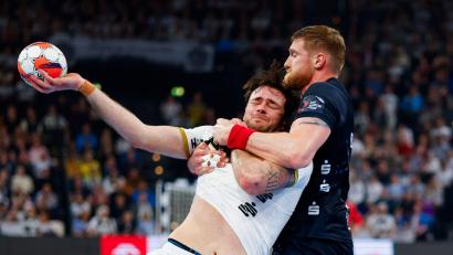 Bild: Frank Molter/dpa
Kiels Veron Nacinovic (l) und Flensburgs Blaz Blagotinsek kämpfen um den Ball. (Archivbild)