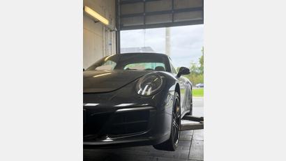 Symbolbild: Polizei Oberfranken
Bei einer Kontrolle auf der A 9 bei Bayreuth hat die Polizei auf einem Lastwagen einen gestohlenen Porsche 911 entdeckt.