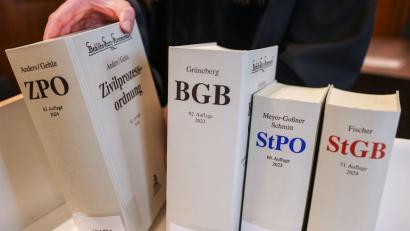 Bild: Oliver Berg/dpa
Die Justiz darf bisher nicht so einfach eine KI verwenden. Gleichwohl sieht sie sich mit einer steigenden Zahl an Schreiben konfrontiert, die mittels KI verfasst wurden. (Illustration)