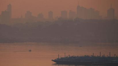 Bild: Edmar Barros/AP/dpa
Die brasilianische Amazonas-Metropole Manaus ist von dichtem Rauch eingehüllt.