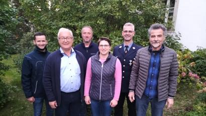 Bild: Robert Birkner
Gottfried Beer mit seiner Ehefrau Astrid. Zu den vielen Gratulanten zählten auch (von links): Dirigent der „Grenzlandbuam Bärnau“ Stefan Zwerenz, 1. Vorstand der Blaskapelle Thanhausen Uwe Franz, 1. Vorstand der Freiwilligen Feuerwehr Ellenfeld Markus Gmeiner und 2. Vorstand der Bärnauer SPD Adalbert Heldwein.