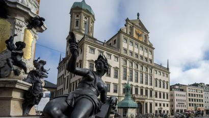 Bild: Stefan Puchner/dpa
Im Augsburger Rathaus soll in den kommenden Monaten konsequent gespart werden. (Archivbild)