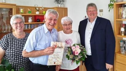 Bild: Jochen Neumann
Das Jubelpaar Wolfgang und Ursula Scholz mit Bürgermeister Bernhard Schmidt (rechts) und Tochter Michaela (links).