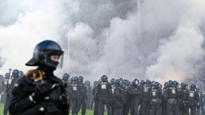 Bild: Uwe Anspach/dpa
Das Pokal-Derby stand kurz vor dem Abbruch.
