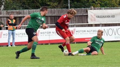 Bild: Rudi Gebert
Der SV Mitterteich II (links Daniel Lauterbach, rechts Daniel Kahrig) besiegte am vergangenen Sonntag die SpVgg Wiesau (Mitte Lukas Greger) mit 2:1. Am Wochenende sind die Wiesauer gegen Bärnau und Tirschenreuth im Doppeleinsatz, die Bezirksliga-Reserve reist nach Marktleuthen.