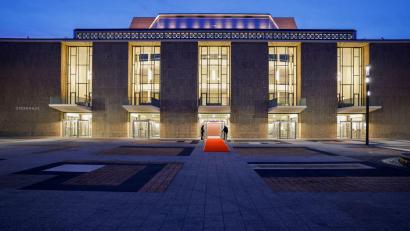 Bild: Thomas Banneyer/dpa
Die Kölner Oper und das Schauspielhaus sind am Donnerstagabend nach 14 Jahren Sanierung wiedereröffnet worden.
