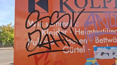 Bild: Eva Kreuzer
Viele Graffiti in Schwarzenfeld sind der Name des Regensburger Drittligisten SSV Jahn Regensburg. Hier an einem Kleindercontainer am Schwarzenfelder Bahnhof.