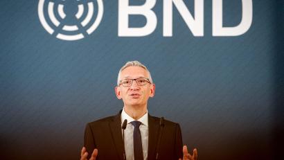 Bild: Kay Nietfeld/dpa
BND-Präsident Jäger sagt, die deutsche Öffentlichkeit müsse verstehen, „dass scheinbar zusammenhanglose hybride Aktivitäten strategisch miteinander verbundene feindselige Handlungen sind“. (Archivfoto)