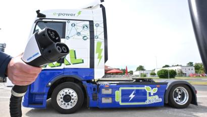 Bild: Julian Stratenschulte/dpa
Der Ladebedarf für elektrische Lkw steigt laut einer Prognose des Fraunhofer-Instituts in den kommenden Jahren schnell an. (Archivbild)