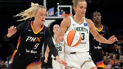 Bild: Ross D. Franklin/AP/dpa
Leonie Fiebich und die New York Liberty verloren das letzte Hauptrundenspiel. (Archiv-Foto)