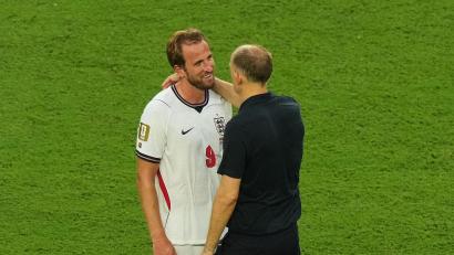Bild: Marta Lavandier/AP/dpa
Englands Nationaltrainer Thomas Tuchel (r) schwärmt von seinem Stürmer Harry Kane. (Archivbild)