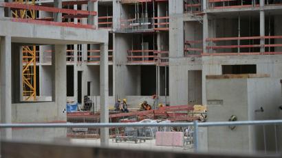 Bild: Malin Wunderlich/dpa
Ein Wohnhaus im Werden in München-Freiham. Ein Aufschwung in der Immobilienbranche ist nach einer Umfrage der Messe München nicht in Sicht.