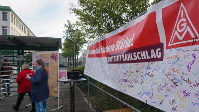 Bild: jut
Aktionstag der IG Metall vor dem Werkstor von ZF Auerbach: Die Sorge um den Standort ist nach wie vor da.