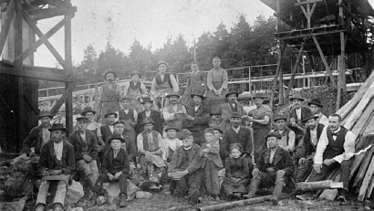 Archivbild: Strobel Quarzsand
Johann Woldemar Strobel (Erster von rechts), die 2. Generation von Strobel Quartsand, mit seiner Belegschaft im Werk Freihungsand um das Jahr 1910. Heuer feiert das Unternehmen 150. Jubiläum.