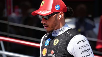 Bild: Darko Bandic/AP/dpa
Lewis Hamilton hält nichts von kürzeren Rennen ab 2027.