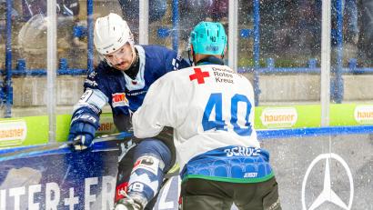 Archivbild: Elke Englmaier
Alex-Olivier Voyer und die Blue Devils Weiden haben am Freitagabend gegen die Bietigheim Steelers mit 3:7 verloren.