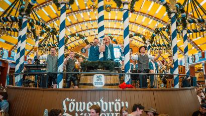 Bild: Nico Scholl
Ihren Wiesn-Hit "Bierzelt Legende" haben die Troglauer in verschiedenen Zelten gespielt.