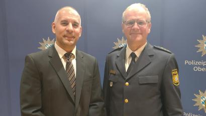 Bild: Lisa Sebald
Andreas Schieder (links) löst Thomas Hecht als Leiter der Polizeiinspektion Weiden ab.