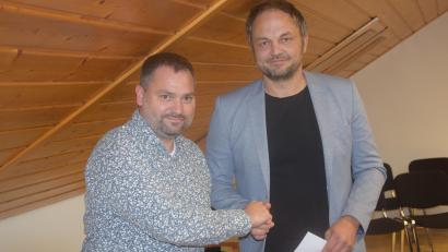 Bild: Ernst Frischholz
Nach der Vereidigung heißt Bürgermeister Sebastian Hartl (links) Michael Trummer als neuen Marktgemeinderat willkommen.