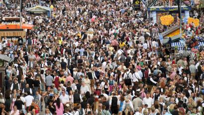 Bild: Felix Hörhager/dpa
Auf der Theresienwiese sind zur Oktoberfestzeit enorm viele Menschen unterwegs. (Archivbild)