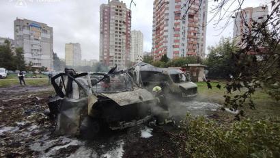 Bild: -/Ukrainian Emergency Service/AP/dpa
Jeden Tag schlagen in Kiew russische Kampfdrohnen ein.
