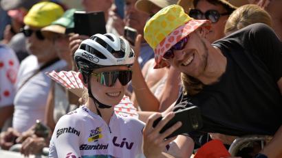 Bild: Philippe Magoni/AP/dpa
Selfies mit den Fans: Für Antonia Niedermaier ist das nicht mehr ungewöhnlich. (Archivbild)