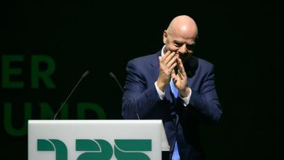 Bild: Hendrik Schmidt/dpa
Der Druck auf FIFA-Boss Infantino wird hochgehalten. (Archivbild)