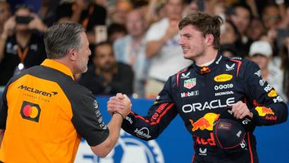 Bild: Darko Bandic/AP/dpa
Zak Brown (l) hätte Max Verstappen gerne einmal in seinem Team. (Archivbild)