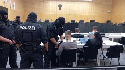 Bild: Kathrin Halbhuber
Auch am zweiten Verhandlungstag wird der 32-jährige mutmaßliche Haupttäter in Begleitung von USK-Beamten in den Gerichtssaal in Weiden gebracht.