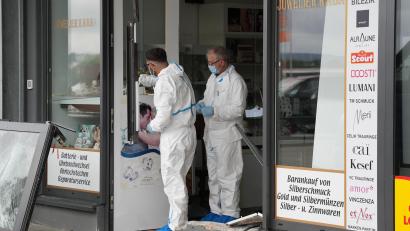 Archivbild: Leonie Pielenhofer
Die Fahndungsmaßnahmen der Kripo Weiden laufen. Doch noch immer sind die Täter, die am 23. Juli gegen 1.45 Uhr ein Juweliergeschäft in der Eschenbacher Straße in Pressath ausgeraubt haben, auf der Flucht.