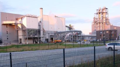 Bild: Robert Dotzauer
3,7 Hektar umfasst das Bauvorhaben der Firma naturheld im Gewerbegebiet am Parksteiner Weg zur Erweiterung der Lagerflächen für Holzfaserdämmplatten. Zur Bauverpflichtung gehört der Rückhalt von Niederschlagswasser aus befestigten Verkehrsflächen in Sickermulden.