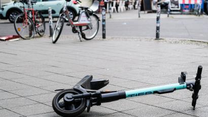 Bild: Jens Kalaene/dpa-Zentralbild/dpa
Für Unfälle mit E-Scootern sollen neue Haftungsregeln gelten. (Archivfoto)