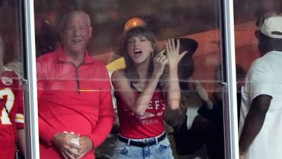 Bild: Charlie Riedel/AP/dpa
Swift und ihr Vater vor wenigen Tagen bei einem Spiel der Kansas City Chiefs, dem Team ihres Ehemanns Travis Kelce.