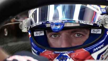 Bild: Darko Bandic/AP/dpa
Max Verstappen ärgert sich - und legt dann eine starke Runde in Baku hin.