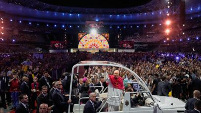 Bild: Gregorio Borgia/AP/dpa
Im Stade de France hat der Papst junge Menschen zu Mitmenschlichkeit und Gerechtigkeit aufgerufen.